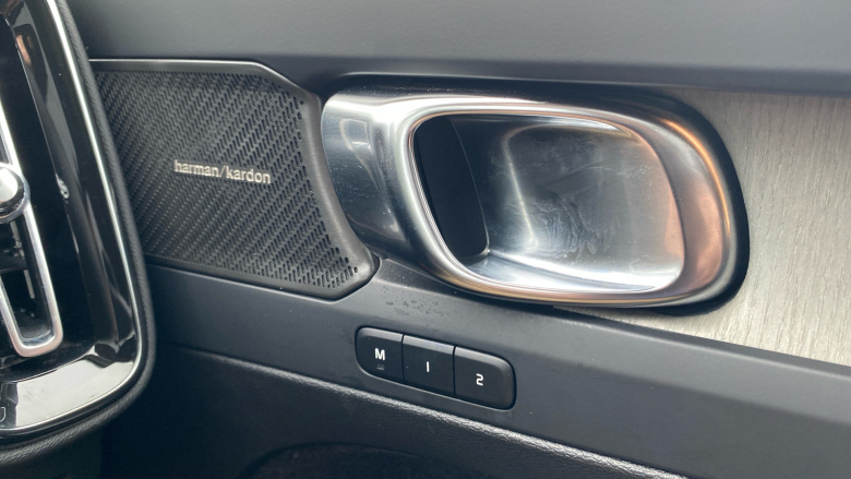 Volvo XC40 2.0 B4P Ultra Dark 5dr Auto Petrol Estate